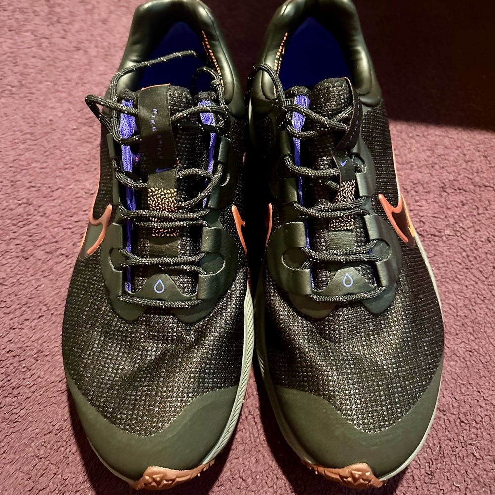 Size 10 - Nike Winflo 8 Shield Bronze Eclipse Redstone